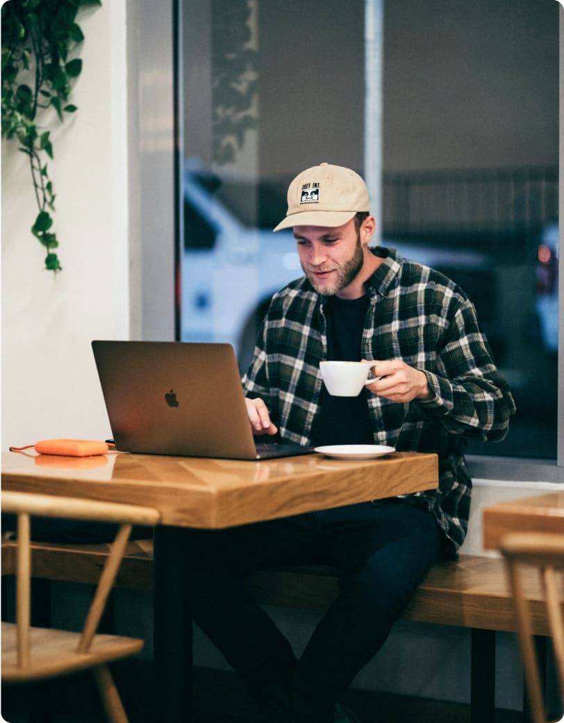 Consultant indépendant dans un café
