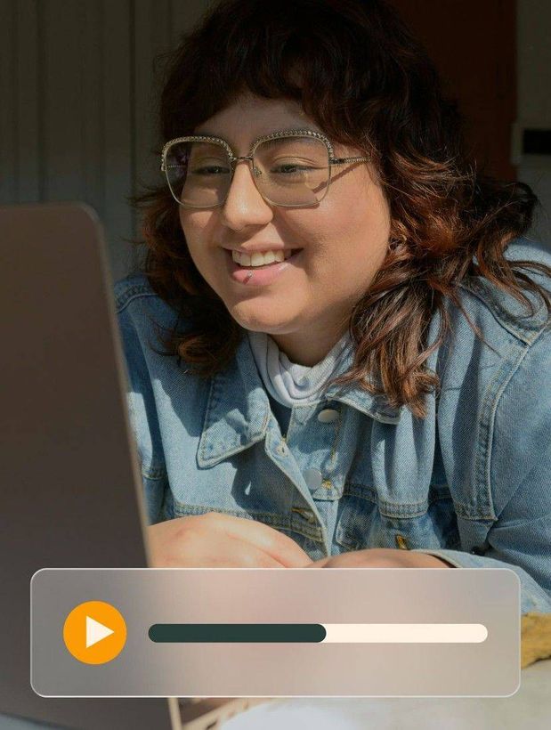 Indépendante souriante devant son ordinateur