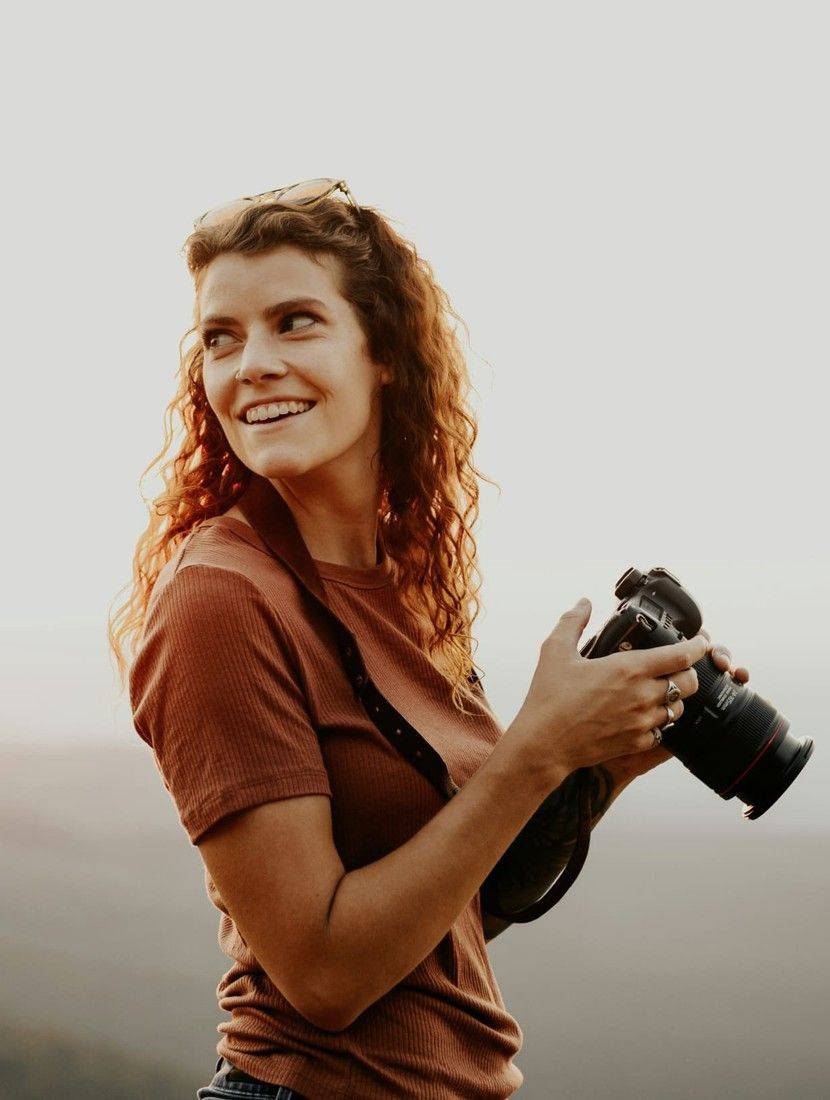 Photographe indépendante, son appareil à la main
