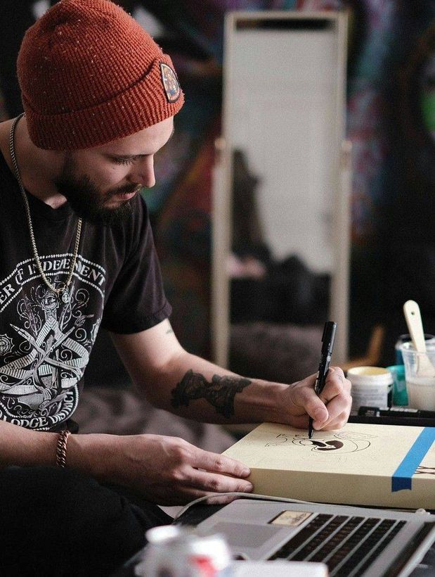 Créateur d'entreprise au travail dans son atelier