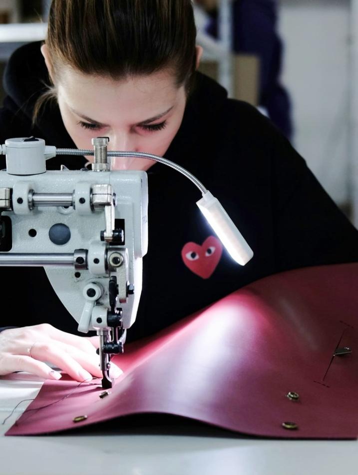 Couturière à sa machine