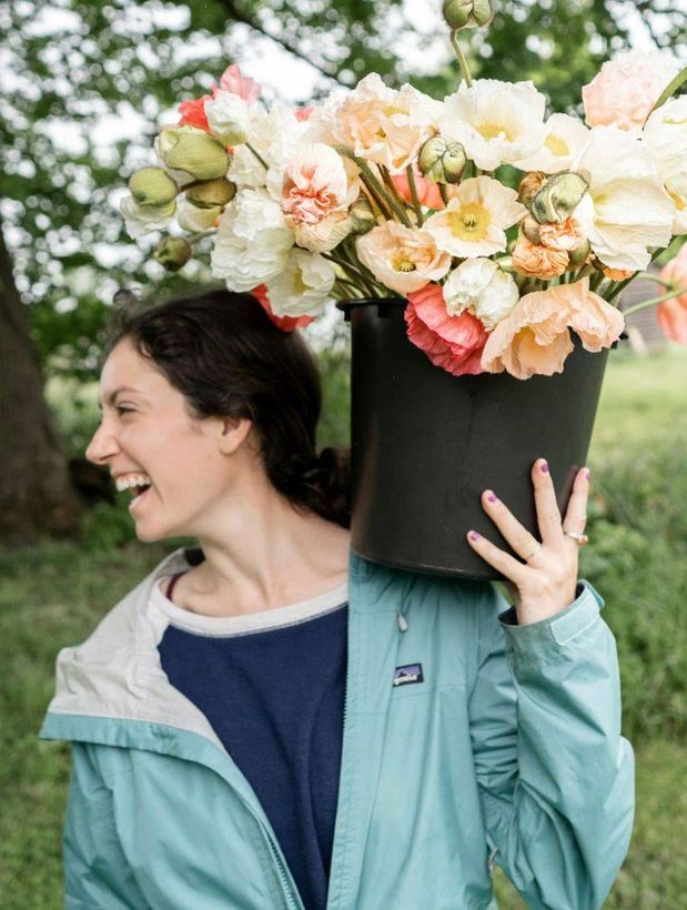 Fleuriste à son compte, un bouquet dans les bras
