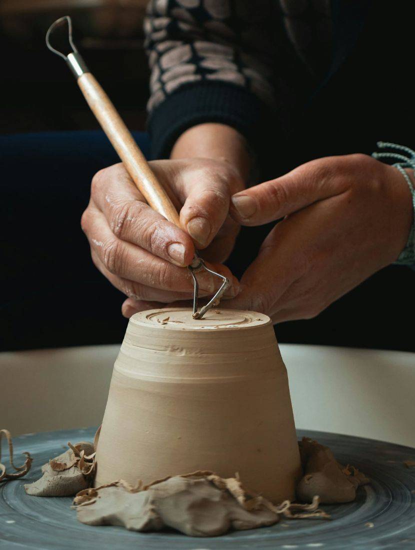 Céramiste au tour dans son atelier