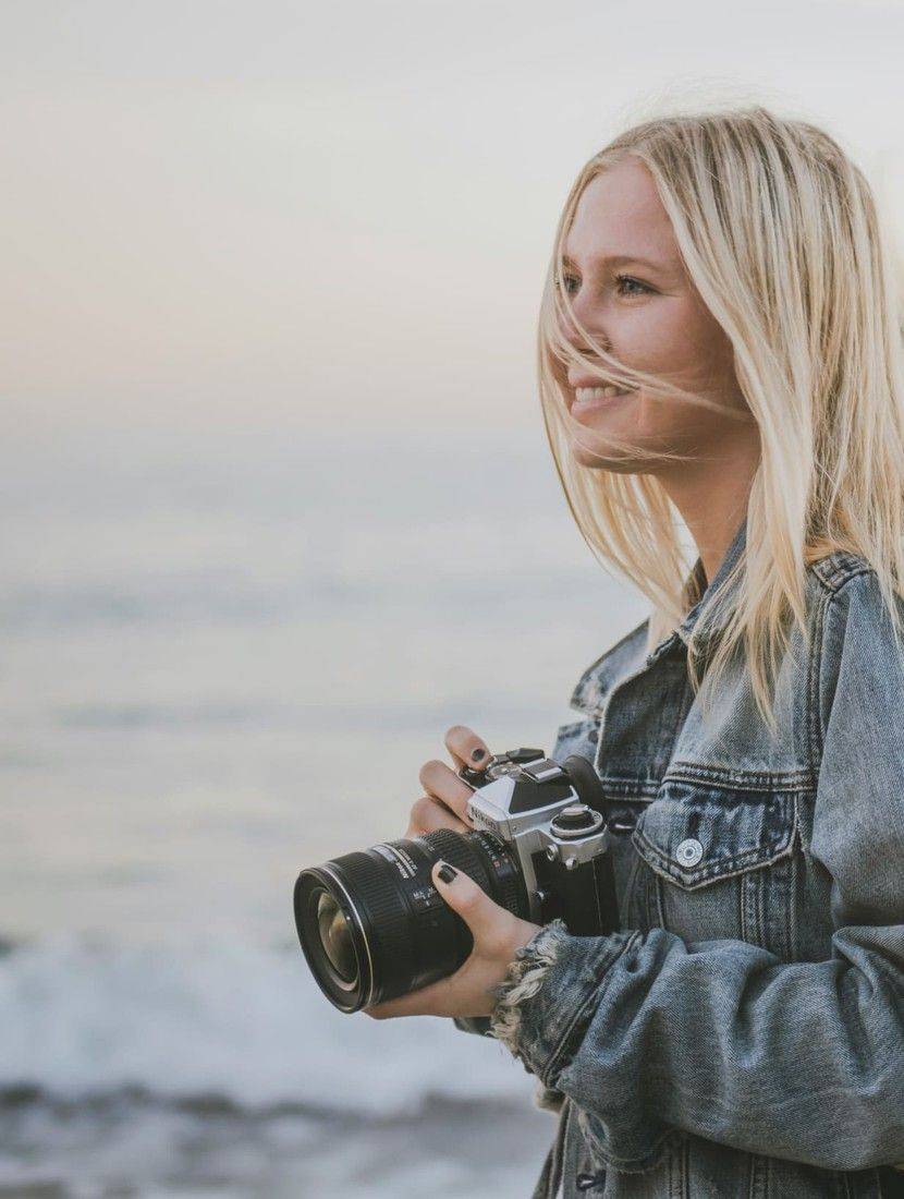 Photographe au bord de la mer