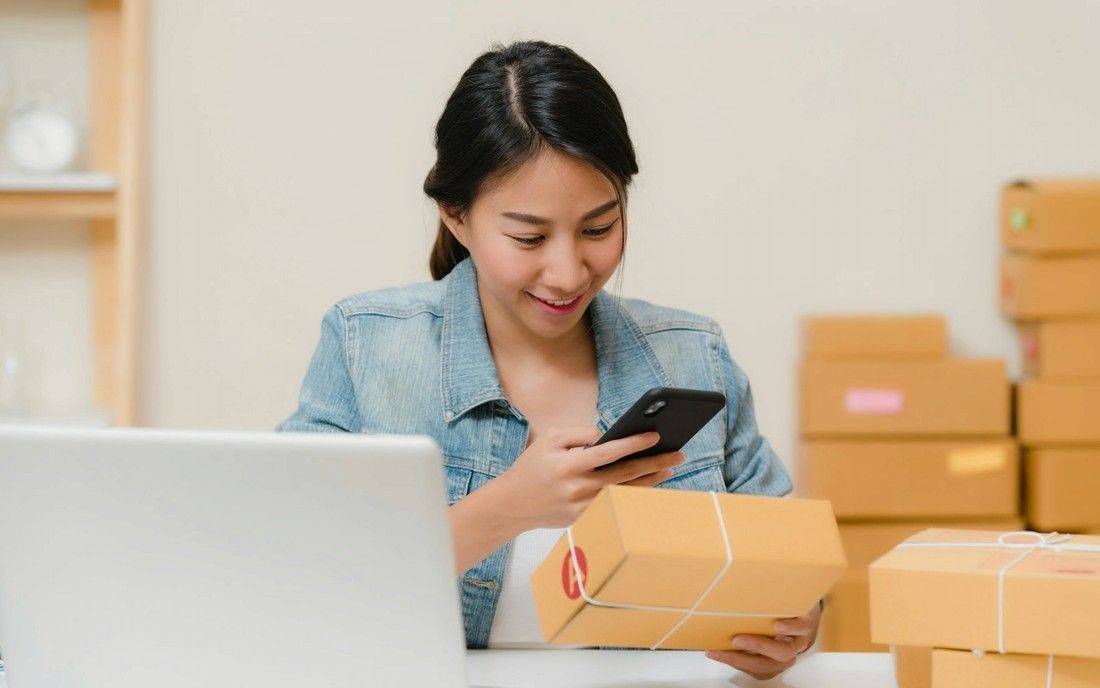 E-commerçante préparant ses colis